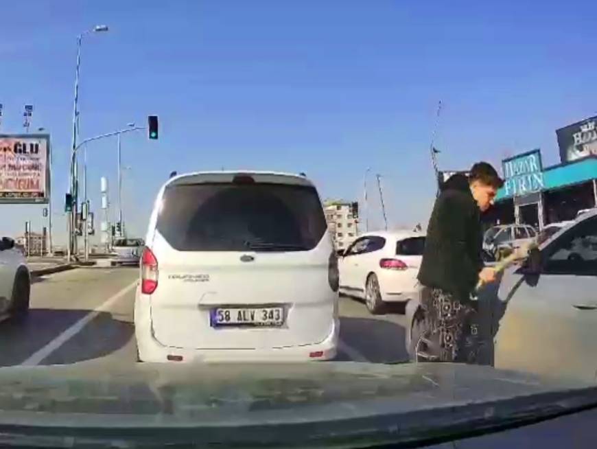 Trafikte tartıştığı kişinin aracına beyzbol sopası ile saldırdı; o anlar kamerada