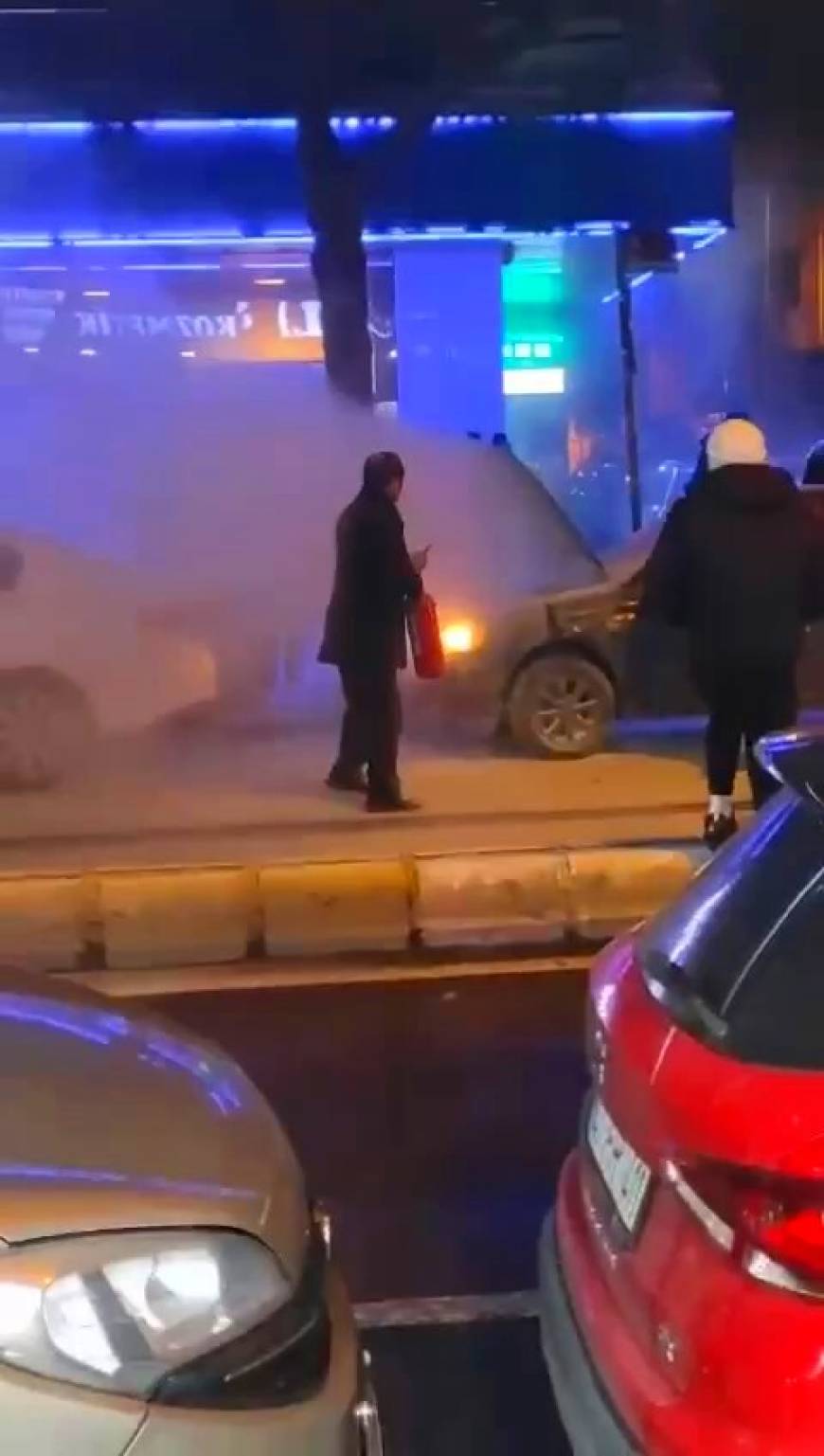 İstanbul- Bağcılar'da, park halindeyken yanan otomobili vatandaşlar söndürdü: O anlar kamerada