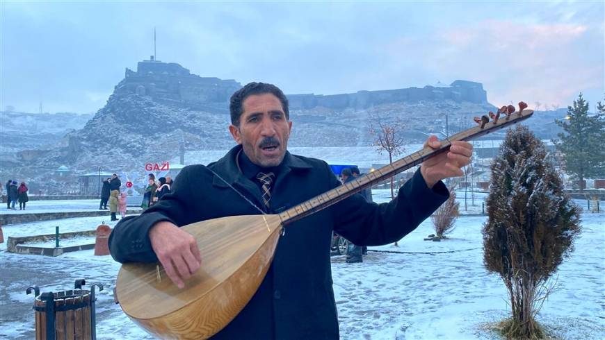 Kar sevincini sazı ve sözüyle anlattı