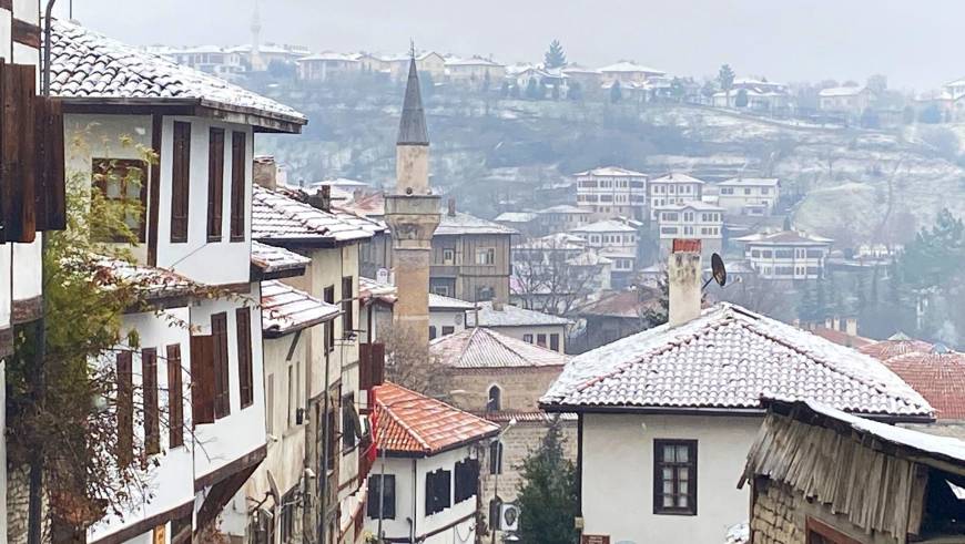 Safranbolu'nun tarihi konakları beyaza büründü