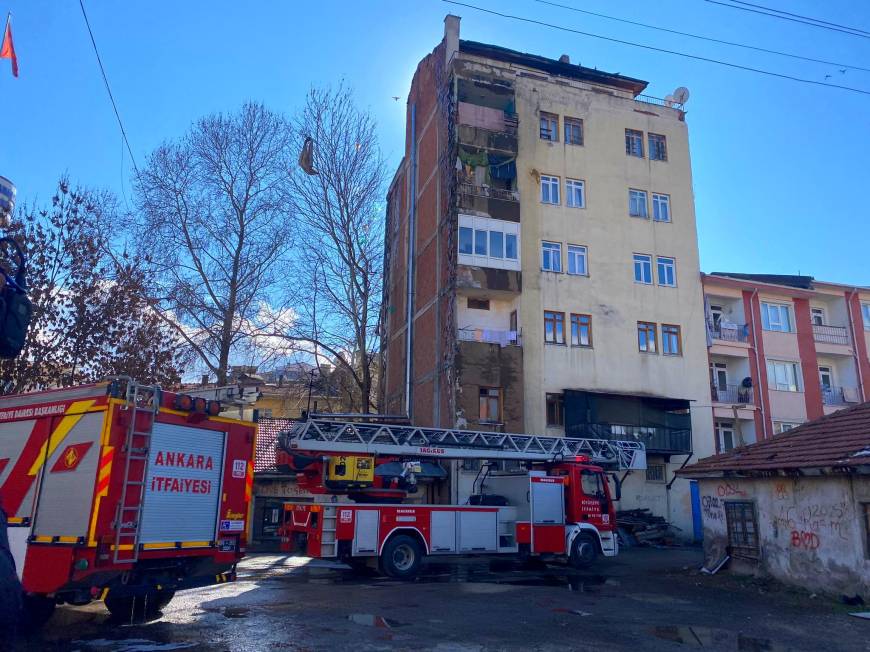 5 katlı binanın çatı katında çıkan yangın söndürüldü