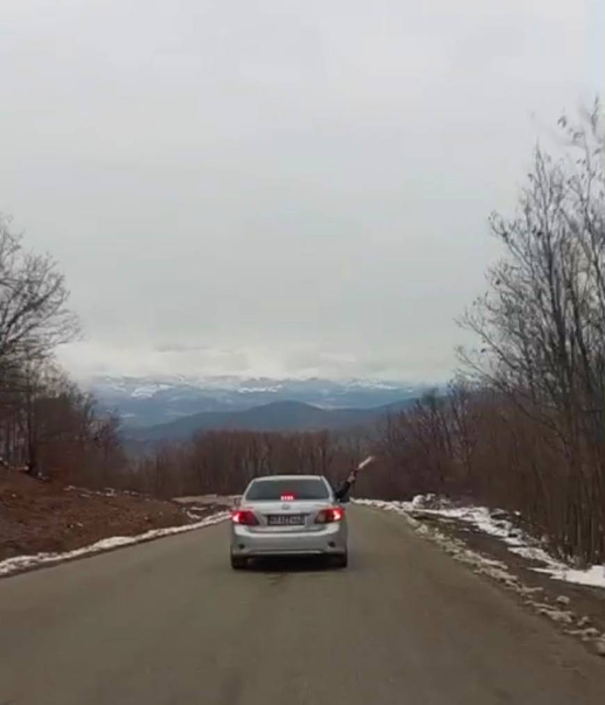 Tabanca ile otomobilden ateş eden kişiyi jandarma yakaladı