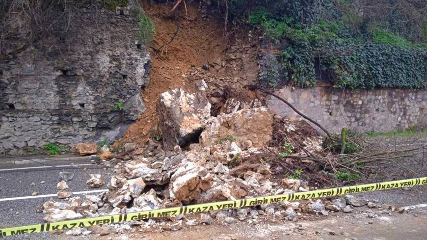 İstanbul- Üsküdar'da istinat duvarı çöktü, yol trafiğe kapandı