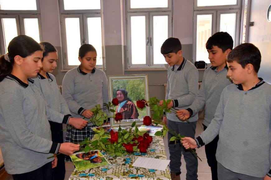 Meslektaşları ve öğrencileri, kalp krizinden ölen 'Melek' öğretmenin masasına gül bıraktı