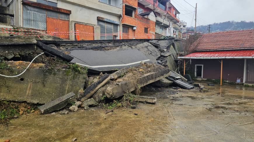 İstinat duvarı yıkılan sokakta yol da çöktü