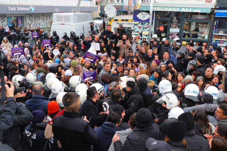 Van’da izinsiz yürüyüşe polis müdahalesi; 17 gözaltı