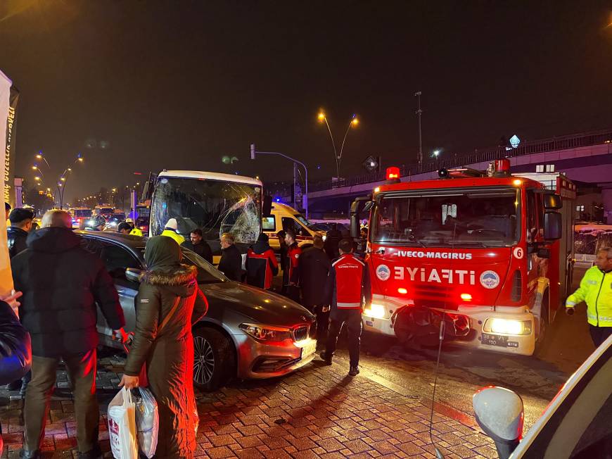 Kayseri'de 6 aracın çarpıştığı zincirleme kazada 7 kişi yaralandı; o anlar kamerada