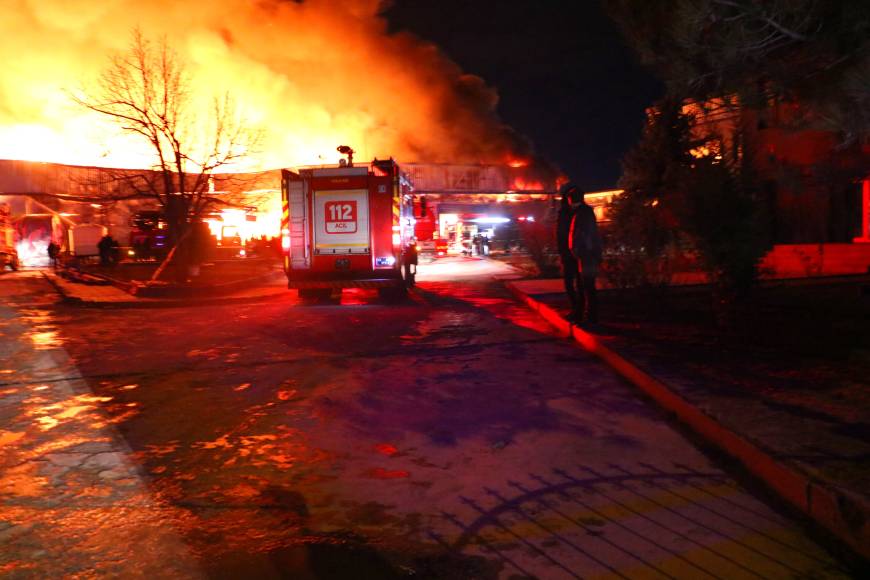 Afyonkarahisar OSB'deki orman ürünleri deposunda çıkan yangın, bitişikteki iş yerine de sıçradı (2)