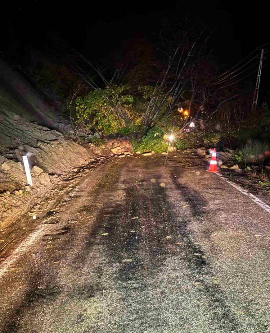 Kastamonu'da heyelan; iki ilçe arasındaki sahil yolu ulaşıma kapandı