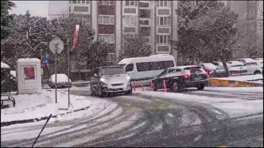 İstanbul - İstanbul'da kar yağışında sürücüler zor anlar yaşadı 