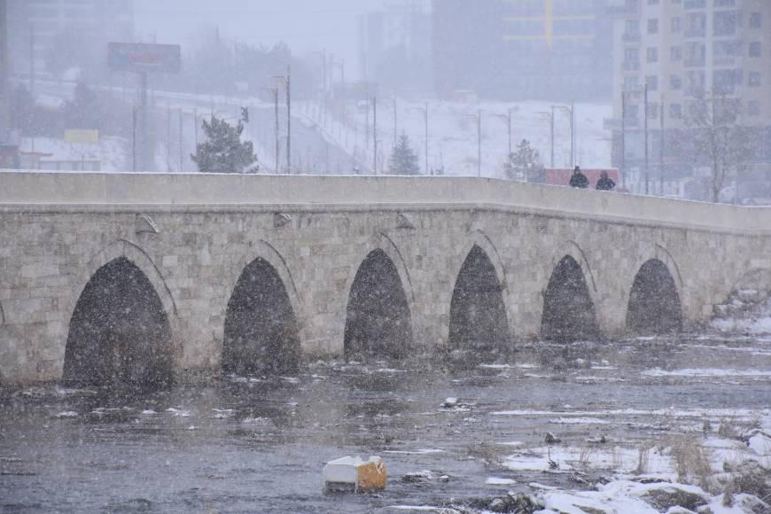 Sivas'ta kar yağışı; 33 yerleşim yerinin yolu kapandı