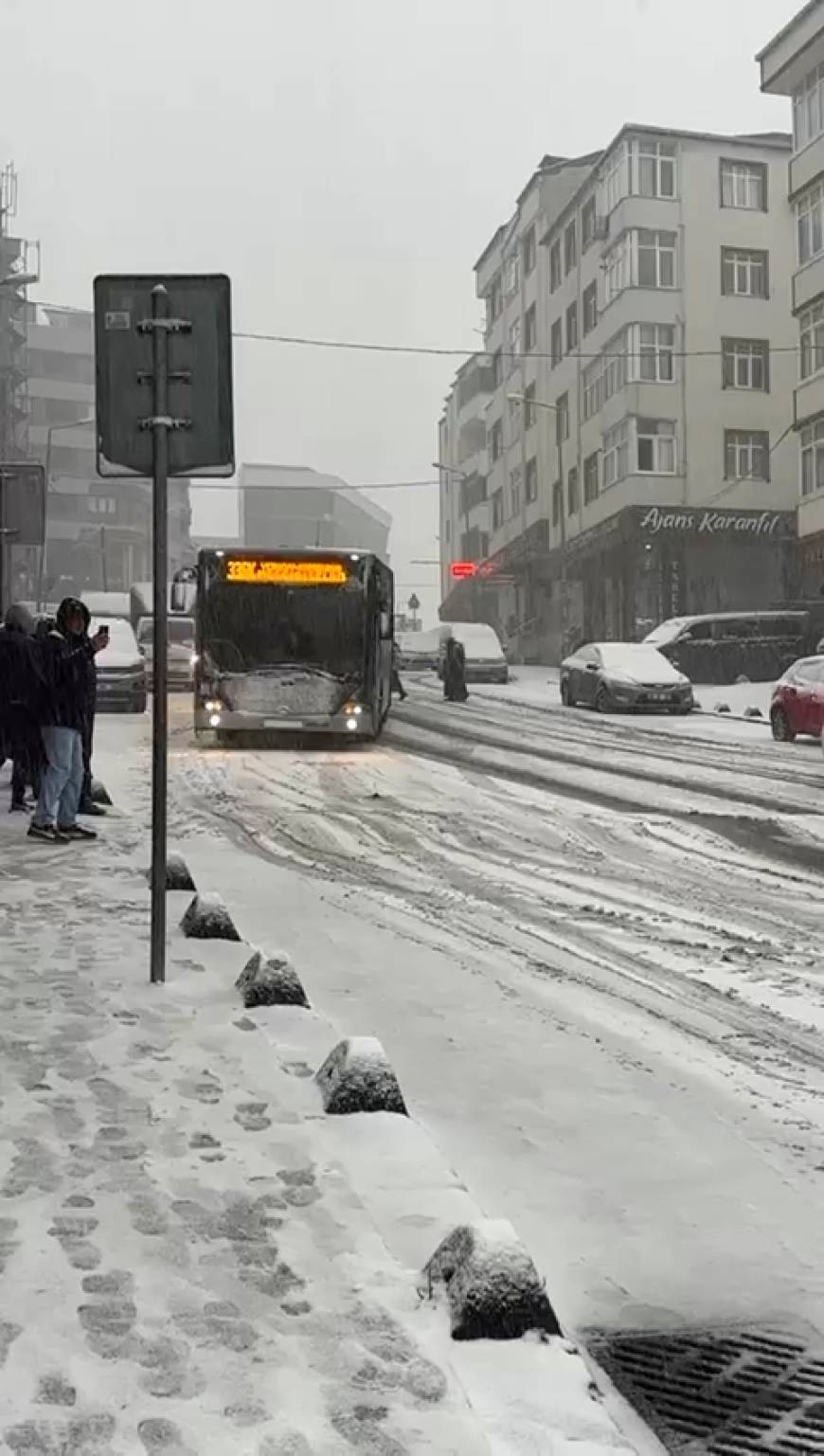 İstanbul- Arnavutköy'de İETT otobüsü yolda kaydı 