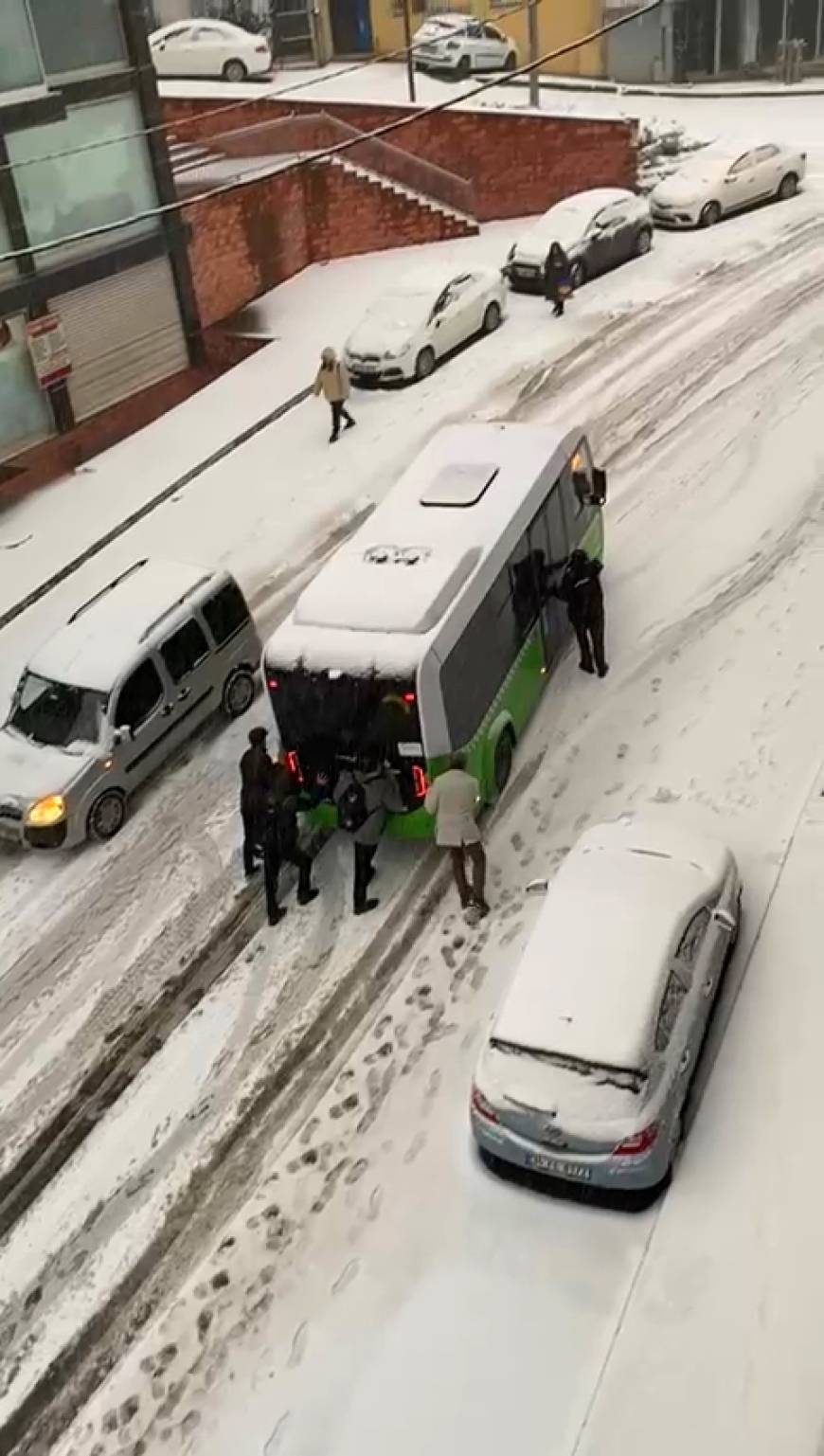 İstanbul- Başakşehir'de yolda kayan İETT otobüsü kaza yaptı