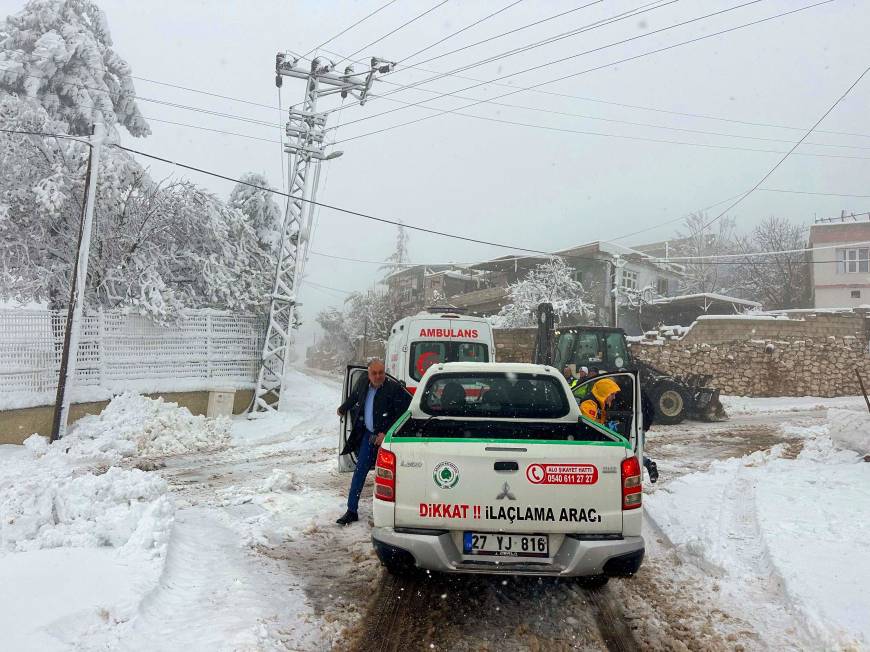 Gaziantep'te 3 hastaya kardan kapanan yolların açılması ile ulaşıldı