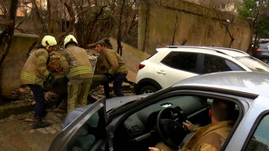 İstanbul- Kadıköy'de sitenin istinat duvarı otomobilin üzerine düştü