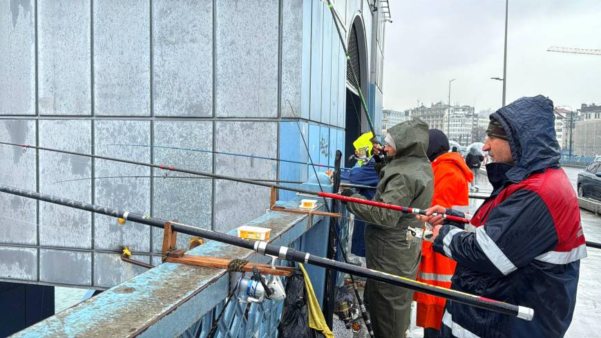 İstanbul- İstanbul'da kar yağışı altında balık tutmaya devam ettiler 