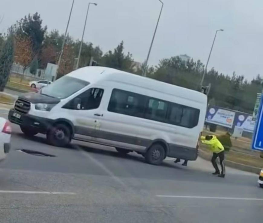 Trafik polisleri arızalanan minibüsü itti