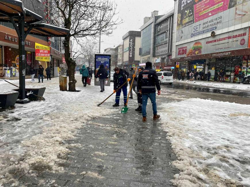 İstanbul - Arnavutköy'de karla mücadele çalışmaları sürüyor