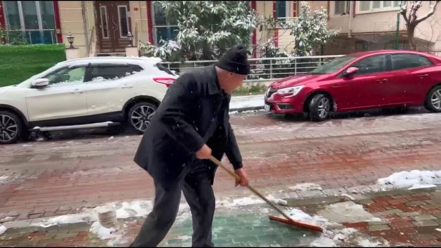 İstanbul- Avcılar'da kar yağışı en çok çocukları sevindirdi 