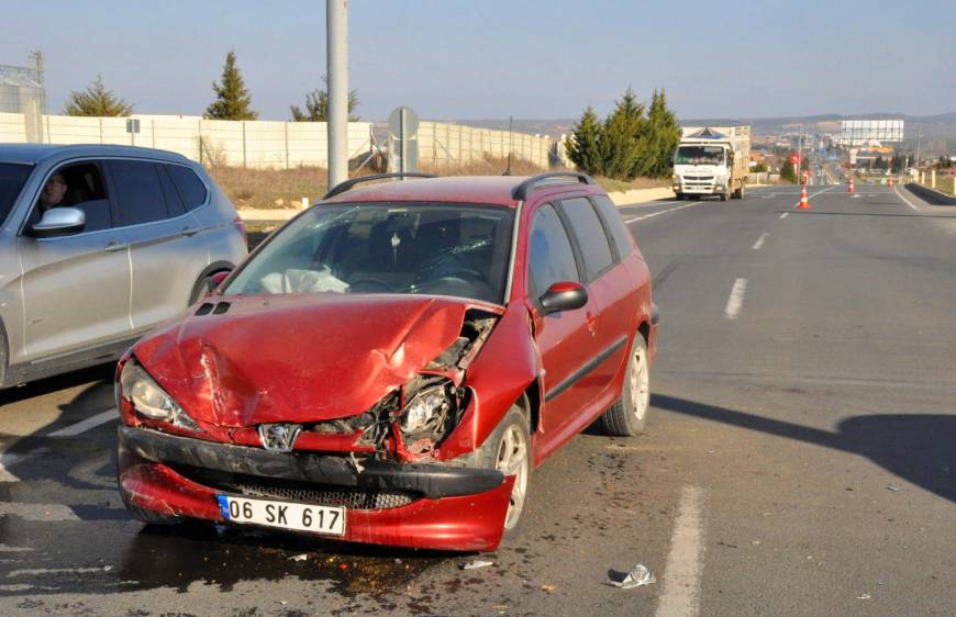 Edirne'de 2 otomobil çarpıştı: 3 yaralı 