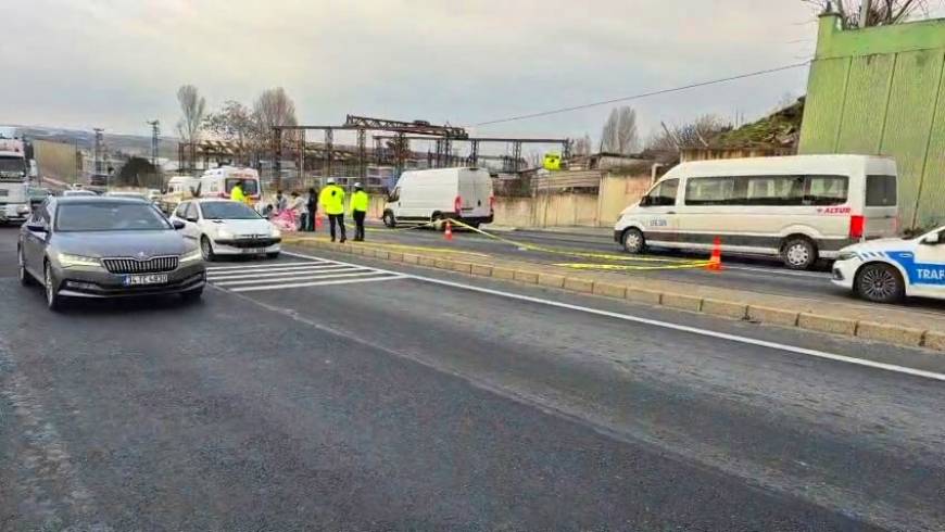 İstanbul - Büyükçekmece’de arızalanan TIR'ın altına giren sürücü, hareket eden TIR'ın altında kalarak hayatını kaybetti