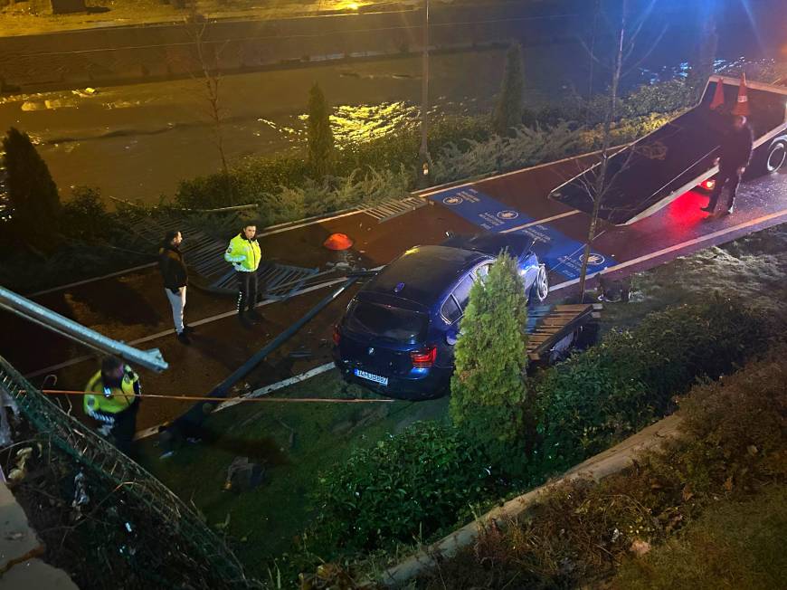 İstanbul- Kağıthane'de alkollü sürücünün kullandığı otomobil, köprüden dere kenarında düştü