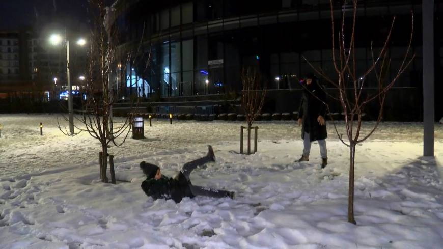 İstanbul'da okullar tatil edildi; çocuklar aileleriyle parkta kar topu oynayıp, kardan adam yaptı