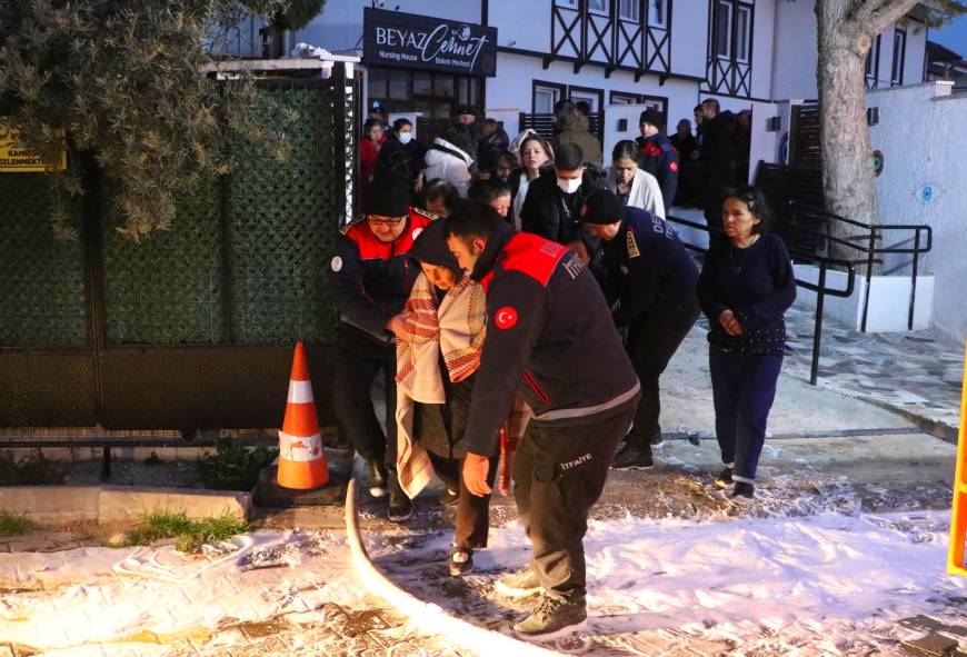 Denizli'de engelli bakım merkezinde yangın; 78 kişi tahliye edildi