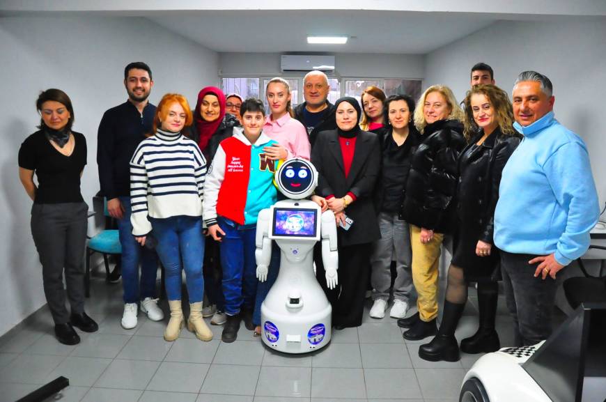 Robot 'Galaksi', sürücü kursunda eğitmenlik yapıyor