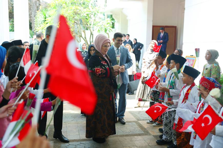 Emine Erdoğan, Endonezya'da Yunus Emre Enstitüsü’nü ziyaret etti