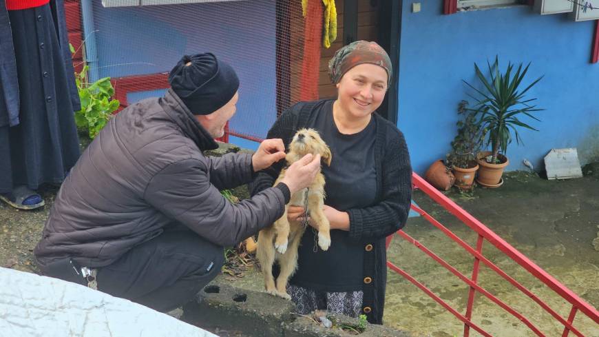 Çöp konteynerinin yanına bırakılan yavru köpeği sahiplendiler