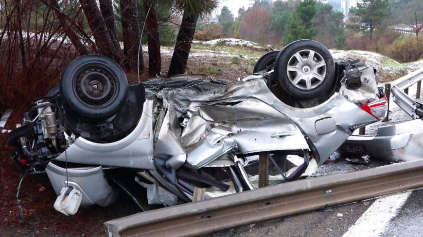 İstanbul - Ümraniye'de bariyerlere çarpan otomobil takla attı: 1 yaralı 