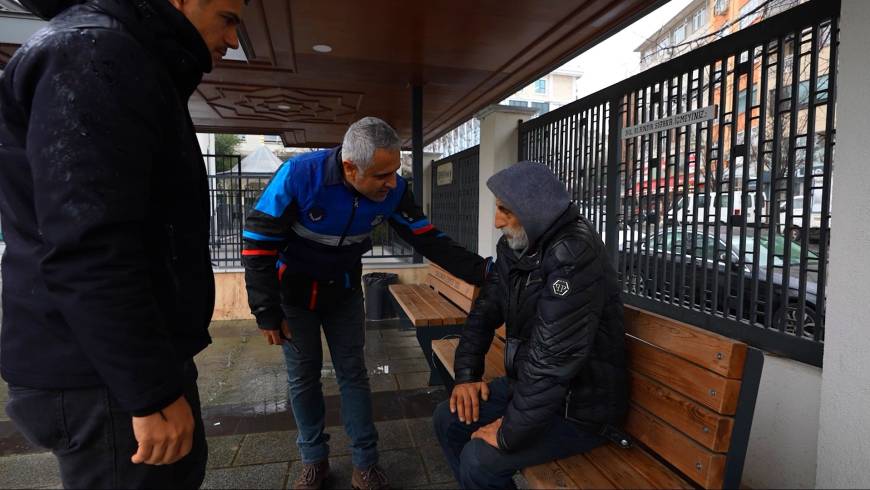 Üsküdar'da kışın sokakta kalan vatandaşlar otellerde misafir ediliyor 