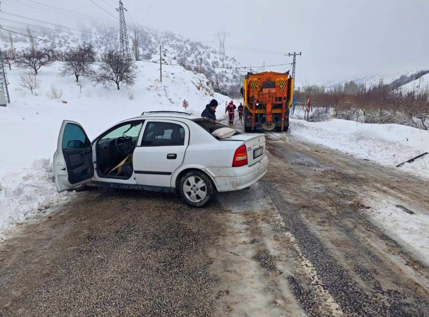 Malatya'da otomobil tuzlama kamyonuna çarptı: 1 ölü, 1 yaralı 