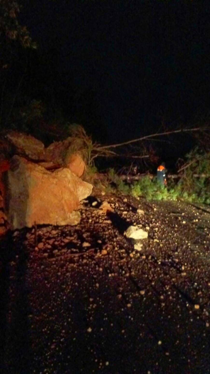 Cide-Bartın yolu heyelan nedeniyle ulaşıma kapandı