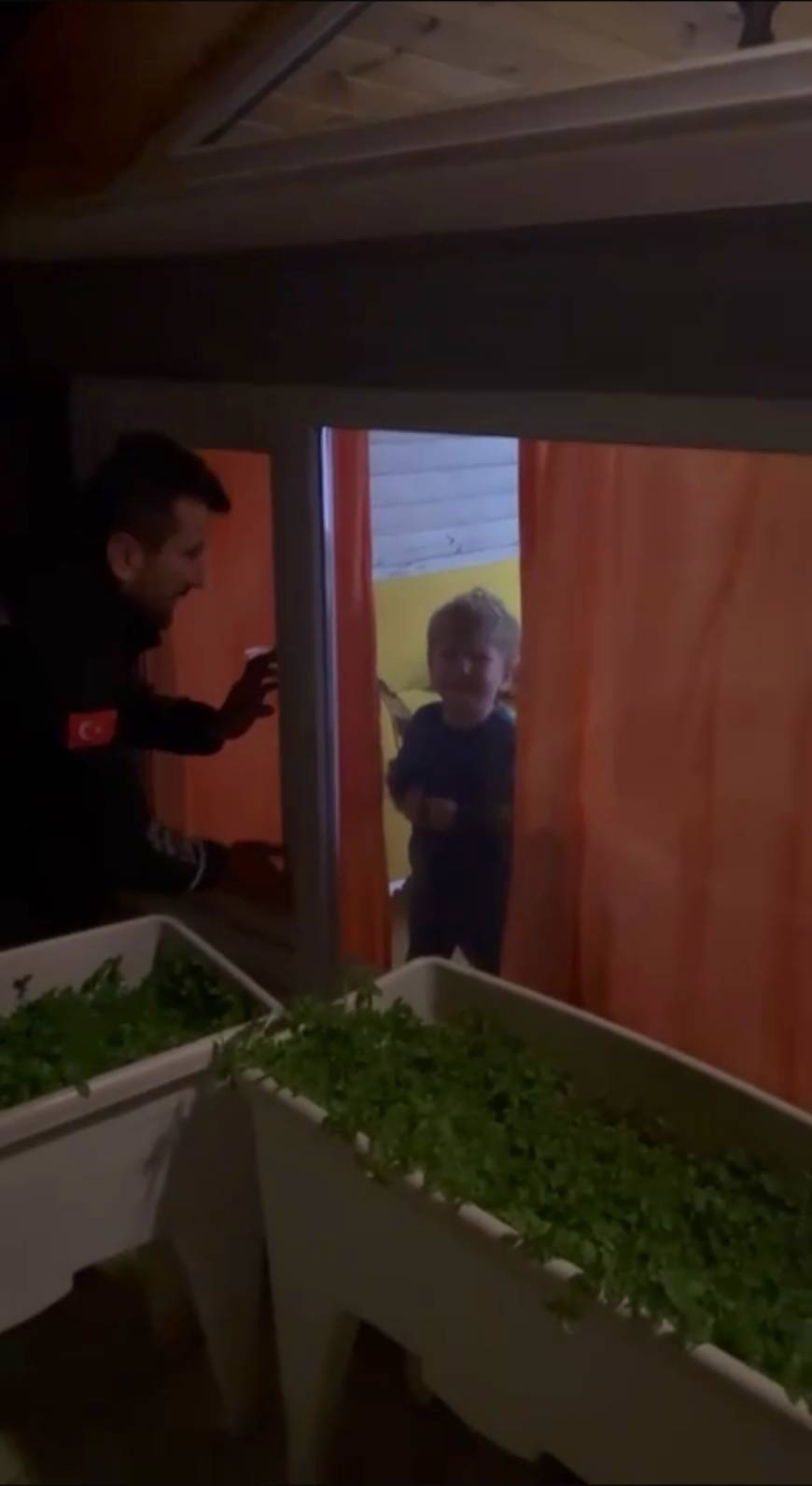 İtfaiyeci baba, oyun oynarken odada kilitli kalan oğlunu kurtardı; o anlar kamerada
