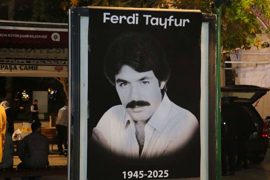 Hayranları, Ferdi Tayfur için mevlit okuttu