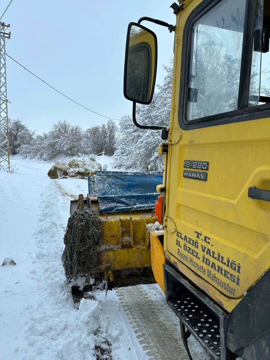 Elazığ'da kardan 159 köy yolu ulaşıma kapandı