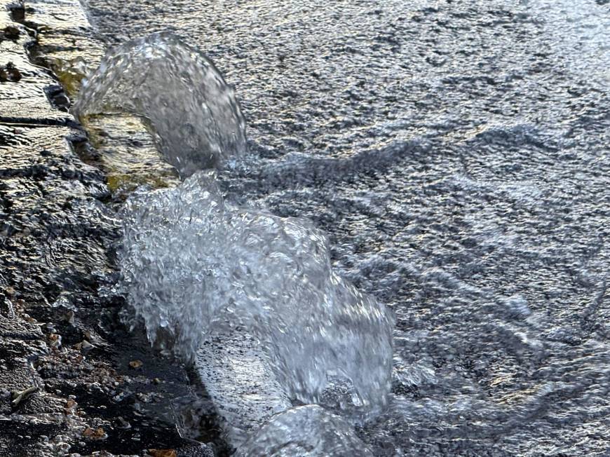 Bodrum'da isale hattı patladı, tonlarca su boşa aktı