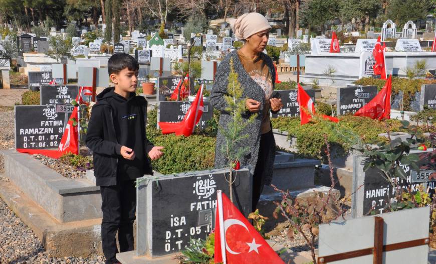 Depremde ölen eşinin mezarını ziyaret edip, karanfil bırakarak Sevgililer Günü’nü kutladı