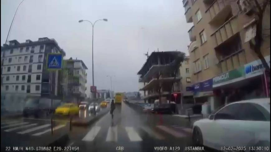 İstanbul- Pendik'te otobüse yetişmek isteyen kişinin ilginç yöntemi kamerada 