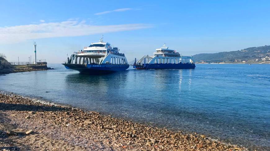 Çanakkale'de sürüklenen feribot kurtarıldı