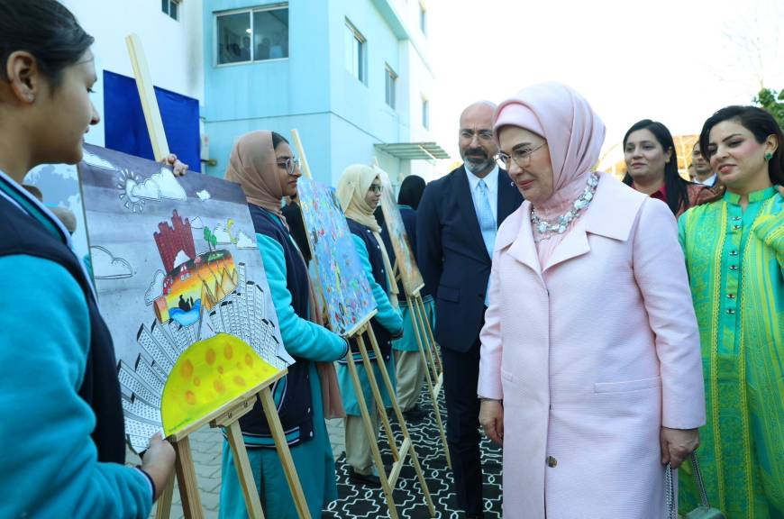 Emine Erdoğan, İslamabad’da Pak-Türk Maarif Uluslararası Okulları’nı ziyaret etti