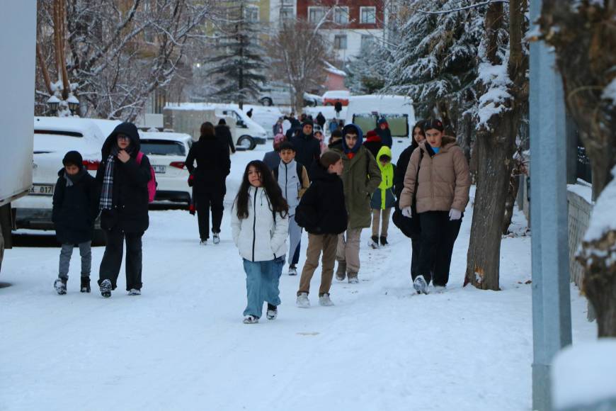 Van Bahçesaray'da okullara 'kar' tatili