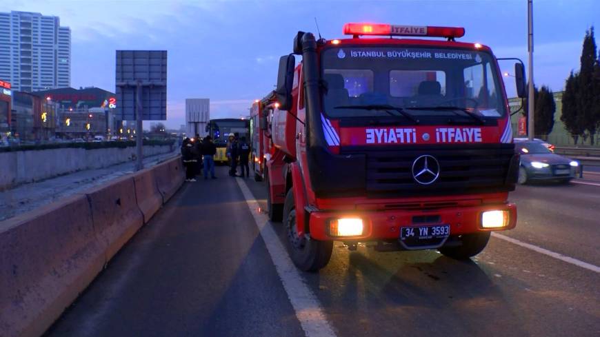 İstanbul- Bağcılar Basın Ekspres yolunda İETT otobüsün balataları yandı; trafik kilitlendi