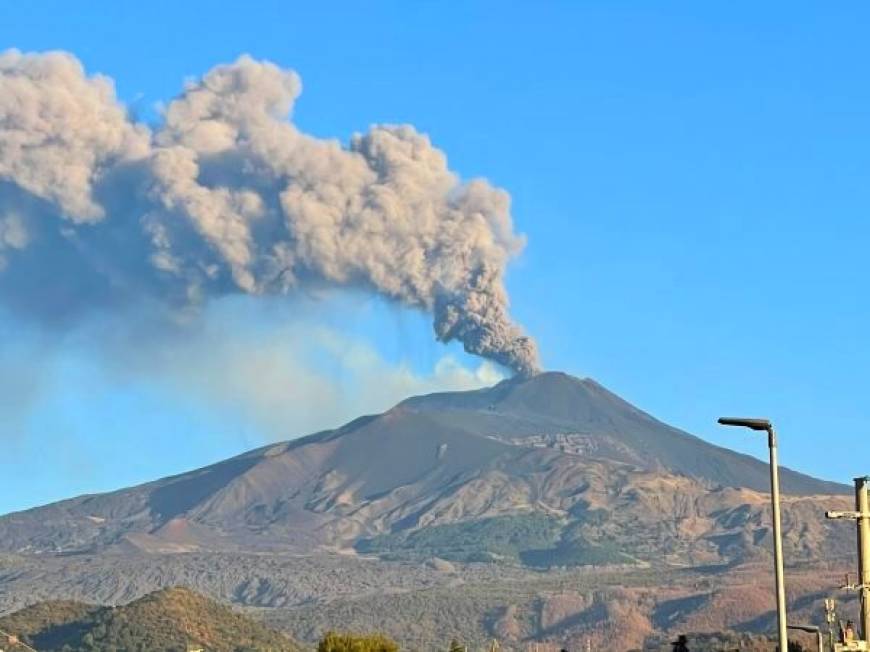 İtalya'da Etna Yanardağı kül ve lav püskürtüyor