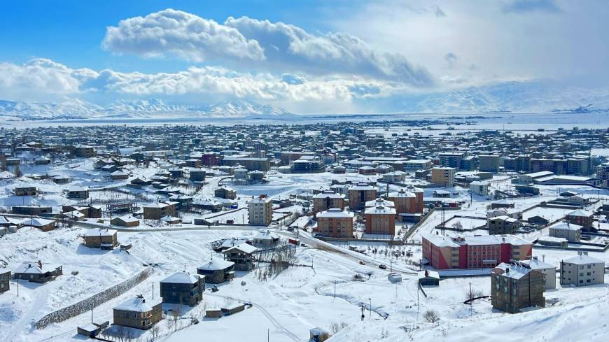 Hakkari'de 284 yerleşim yeri kardan kapandı