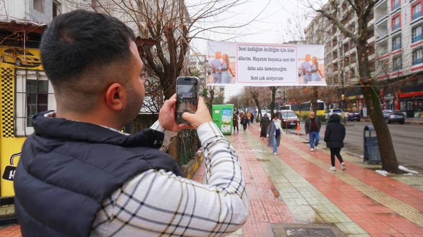 Tartıştığı eşinden, astığı pankartla özür diledi 