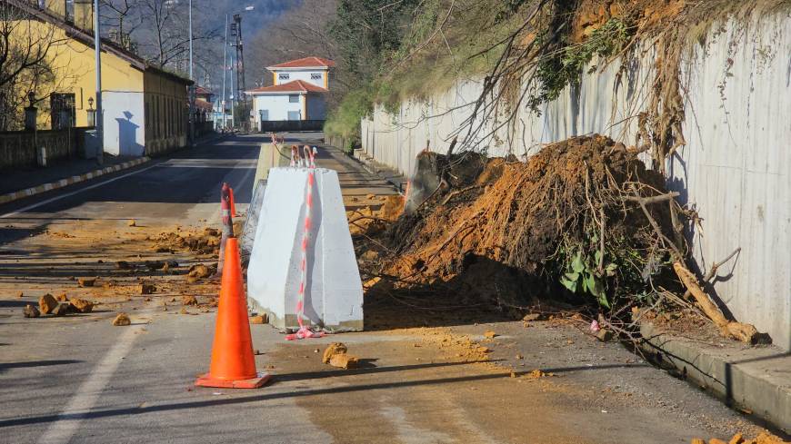 Zonguldak'ta heyelan; 1 ev tahliye edildi, yol trafiğe kapatıldı