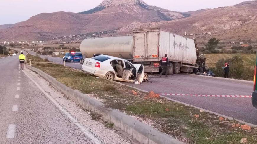 Karşı yöne geçen tanker, kamyon ile otomobile çarptı: 1 ölü, 4 yaralı